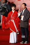 徐娇红色汉服亮相吸睛 方文山古装上阵冒雨抢镜