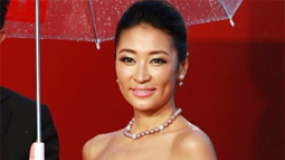 梁静黑色长裙亮相红毯 低胸出场“御姐范”十足