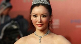 彭丹湖綠禮服大秀酥胸 《戰(zhàn)爭女王》雨中驚艷綻放