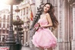 杨颖化身夏日精灵甜美动人 与异国男生亲密拥抱