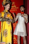 孙俪出席个人蜡像揭幕仪式 兴奋与“嬛嬛”合照