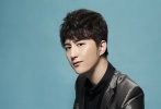 中國大陸華語流行歌手、音樂人、作曲家、作詞人。離開老東家之后成為獨立制作人。被聽眾譽為最催淚的情歌制作人<strong>【<a target="_blank" href="http://d.m1905.com/space/8134677">點擊查看選手更多資料</a>】【<a target="_blank" href="http://t4.m1905.com/space/user/id/8134677">為他投票</a>】</strong>