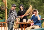 小芝風(fēng)花飾演的魔女琪琪和廣田亮平飾演的男孩看向遠(yuǎn)方。