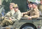 演員身穿軍裝整齊劃一。