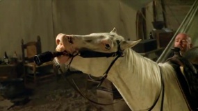 《独行侠》幕后拍摄直击 白马坐骑上演饮酒特技