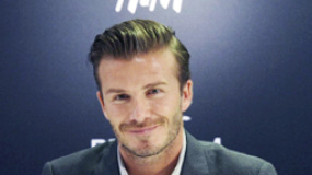 贝克汉姆遇奇葩粉丝大方合影 自诩“时尚先生”