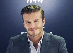 贝克汉姆遇奇葩粉丝大方合影 自诩“时尚先生”