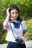 张含韵清纯造型拍杂志封面 再穿可爱校服致青春