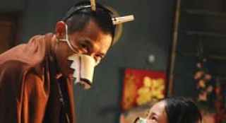 《激戰(zhàn)》新劇照 張家輝陪李馨巧溫馨扮鬼臉