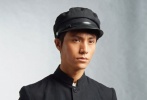 陳坤長(zhǎng)了一副正氣凌然的臉，這身革命青年的校服再合適不過(guò)了。