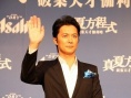 福山雅治空降臺(tái)灣人氣高 滿頭大汗微笑致影迷