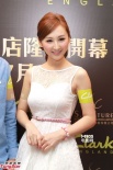 高海宁大秀白嫩玉背 同台PK李亚男高耸性感胸线