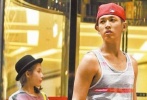 自從蕭亞軒和柯震東談起了女大男12歲的姐弟戀，媒體就不斷拍到二人出門約會的照片，這對情侶雖沒有正面承認(rèn)，卻也在微博上傳情，柯震東更大方表示“蕭亞軒是他很喜歡的女孩”。誰知好景不長，二人卻也傳出分手，更有消息傳出柯震東的新歡是內(nèi)地官二代。誰知前后不過幾天時間，又來了個大逆轉(zhuǎn)，二人再次悄悄復(fù)合，甚至微博上寫下“無法停止的愛”。拜托這對姐弟戀人，下次要分要合，想清楚再說吧。