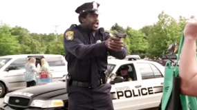 《长大后2》搞笑片段 警察奥尼尔不务正业唱嘻哈