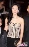 女星内衣外穿秀胸部逛街 章子怡成女仆Gaga不羁
