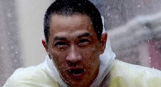《激戰(zhàn)》張家輝“輕傷不下陣” 梅婷風(fēng)雨中飄搖