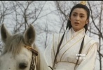 张敏在这部电影中，一袭白衣，翩翩风采，而且，她竟然还骑着一匹白马！这简直就是真正的白马王子啊！