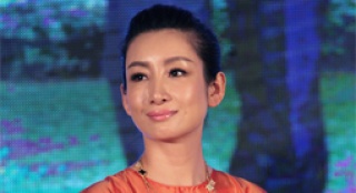 秦海璐增肥25斤演麻辣女教師 現(xiàn)場教學(xué)生談戀愛