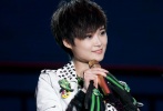 走出选秀舞台的李宇春成了一名新人歌手，她在歌坛努力树立个人风格的同时，她的造型，也悄悄地完成了从休闲到时尚的蜕变。
