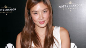 乐基儿深V高叉裙秀美腿 资深模特不屑与后辈比较