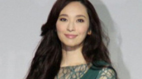 吴佩慈性感走秀险摔倒 听大S劝欲冷冻卵子防不孕