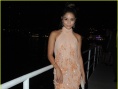 瓦妮莎意大利宣傳新片 海邊休閑度假顯露好身材