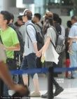 倪妮、冯绍峰齐戴“大明猩”帽 十指紧扣秀甜蜜