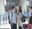 倪妮、冯绍峰齐戴“大明猩”帽 十指紧扣秀甜蜜