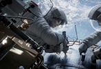 桑德拉·布洛克、喬治·克魯尼現(xiàn)身，兩人正在宇宙空間站外部行走工作，浩瀚的太空美景盡收眼底。