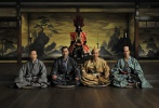 小日向文世、役所廣司、大泉洋、佐藤浩市飾演的戰(zhàn)國權(quán)臣們正襟危坐。