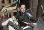 斯图尔特版的白雪公主不再只是弱者，她穿起盔甲参加战斗。
