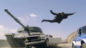 《速度与激情6》狂飙上映  坦克跑车火爆对决	