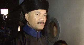 《镇海保卫战》宁波热拍 吕良伟鏖战夜戏精力足