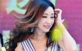 柳巖深V長(zhǎng)裙豪乳搶鏡 走穴撈金遇大風(fēng)尷尬露囧態(tài)