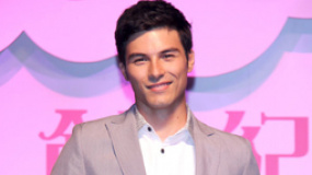 “鮮肉”鳳小岳自曝單身 坦言擇偶標(biāo)準(zhǔn)愛靈性女孩