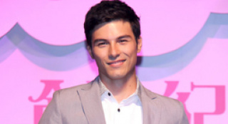 “鮮肉”鳳小岳自曝單身 坦言擇偶標(biāo)準(zhǔn)愛靈性女孩