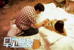 周渝民為童瑤裸背彩繪。