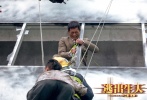 古天樂拉人連拍15日。