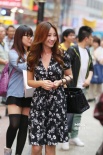柳岩碎花裙现身乳沟若隐若现 挎名包逛街显悠闲