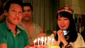 《变4》选手训练营中庆生 萝莉郭诗佳遭熊抱热吻