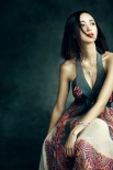 张歆艺登杂志封面 秀美背露事业线绽放性感之美