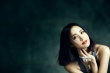 张歆艺登杂志封面 秀美背露事业线绽放性感之美