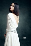 张歆艺登杂志封面 秀美背露事业线绽放性感之美