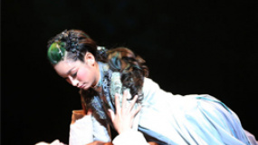 秦海璐演青蛇风骚挑逗辛柏青 被问婚期幸福羞笑