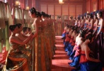 王（周潤(rùn)發(fā) 飾）奪得了王位后，為了鞏固自己的地位，迎娶現(xiàn)任王后（鞏俐 飾）。王子元祥（劉燁 飾）是前妻留下的孩子，王跟現(xiàn)任王后也生下了元杰（周杰倫 飾）、元成（秦俊杰 飾）。王后卻與元祥有著不可告人的亂倫關(guān)系，王后一直野心勃勃，元杰得知父親逼著母親吃毒藥，就答應(yīng)了母親在重陽(yáng)節(jié)的那天發(fā)起兵變，腥風(fēng)血雨的戰(zhàn)爭(zhēng)也開(kāi)始了……