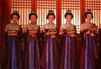 王（周潤(rùn)發(fā) 飾）奪得了王位后，為了鞏固自己的地位，迎娶現(xiàn)任王后（鞏俐 飾）。王子元祥（劉燁 飾）是前妻留下的孩子，王跟現(xiàn)任王后也生下了元杰（周杰倫 飾）、元成（秦俊杰 飾）。王后卻與元祥有著不可告人的亂倫關(guān)系，王后一直野心勃勃，元杰得知父親逼著母親吃毒藥，就答應(yīng)了母親在重陽(yáng)節(jié)的那天發(fā)起兵變，腥風(fēng)血雨的戰(zhàn)爭(zhēng)也開(kāi)始了……