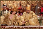 王（周潤(rùn)發(fā) 飾）奪得了王位后，為了鞏固自己的地位，迎娶現(xiàn)任王后（鞏俐 飾）。王子元祥（劉燁 飾）是前妻留下的孩子，王跟現(xiàn)任王后也生下了元杰（周杰倫 飾）、元成（秦俊杰 飾）。王后卻與元祥有著不可告人的亂倫關(guān)系，王后一直野心勃勃，元杰得知父親逼著母親吃毒藥，就答應(yīng)了母親在重陽(yáng)節(jié)的那天發(fā)起兵變，腥風(fēng)血雨的戰(zhàn)爭(zhēng)也開(kāi)始了……