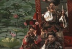 溥儀（尊龍 飾）的一生在電影中娓娓道來(lái)。他從三歲起登基，江山在他心中只是一個(gè)不明所以的名詞。長(zhǎng)大了，他以為可以變革，他以為是大清江山的主人，卻做了日本人的傀儡。解放后，他坐上了從俄國(guó)回來(lái)的火車(chē)，躲在狹小的衛(wèi)生間里，割脈自殺。然而他沒(méi)有死在火車(chē)上，命運(yùn)的嘲笑還在等著他。文革的風(fēng)雨，在他身上留下了斑斑傷痕。