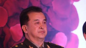 北京青少年公益电影节闭幕 黄宏获最年轻奖杯