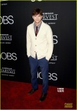 《乔布斯》洛杉矶首映 艾什顿白色西装帅气出席